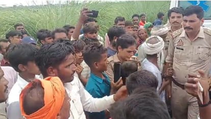 हादसे के बाद घटनास्थल पर जुटे ग्रामीणों को समझाते पुलिसकर्मी