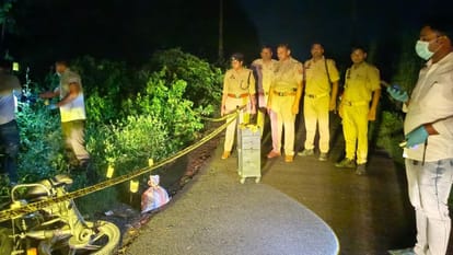 मुठभेड़ स्थल पर जांच करती पुलिस