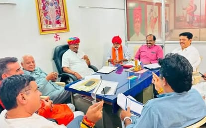 नगर निगम चुनाव की तैयारियों और रणनीति पर चर्चा करते भाजपा के वरिष्ठ नेतागण