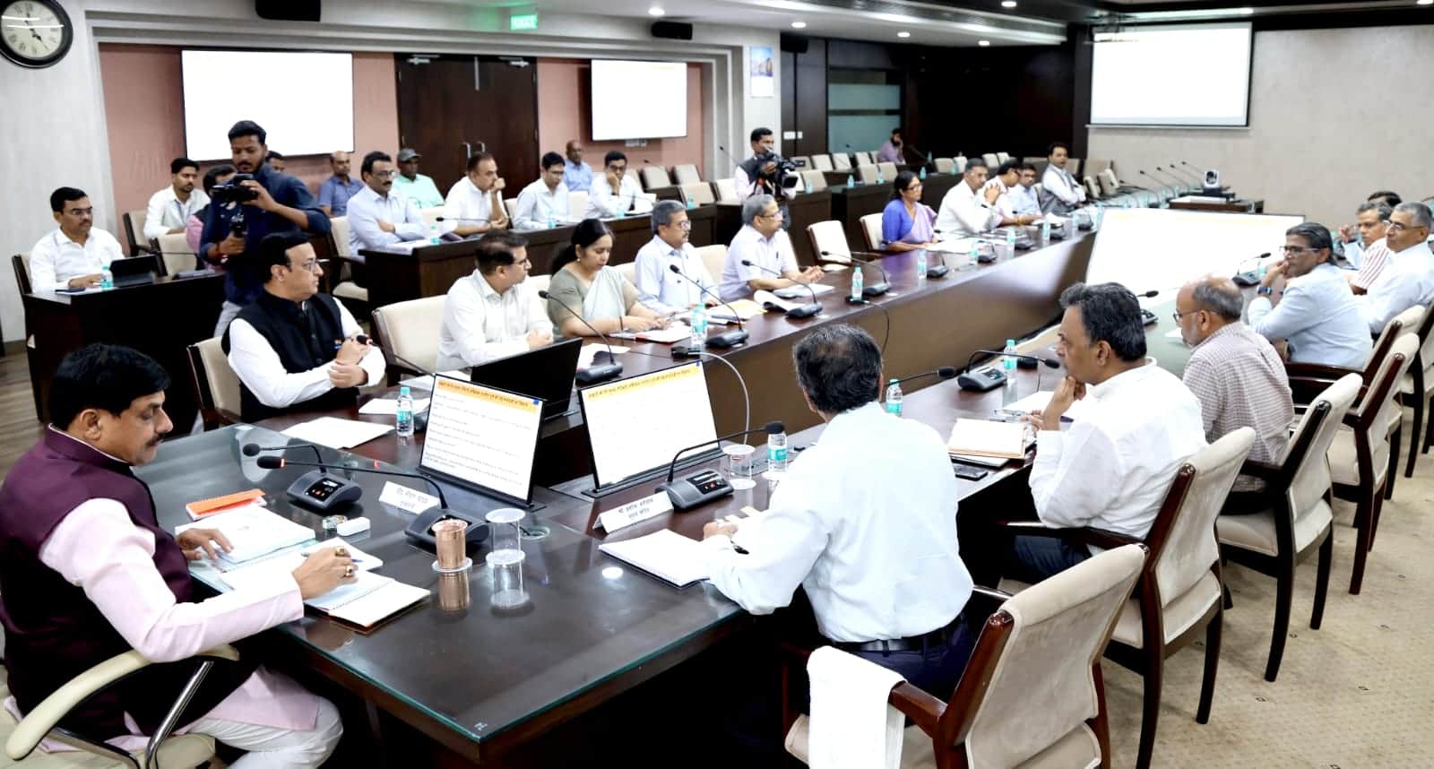 सीएम मोहन यादव ने 21 प्रमुख कामों की समीक्षा की