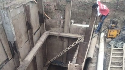 सेक्टर-3 में टूटी सीवर लाइन