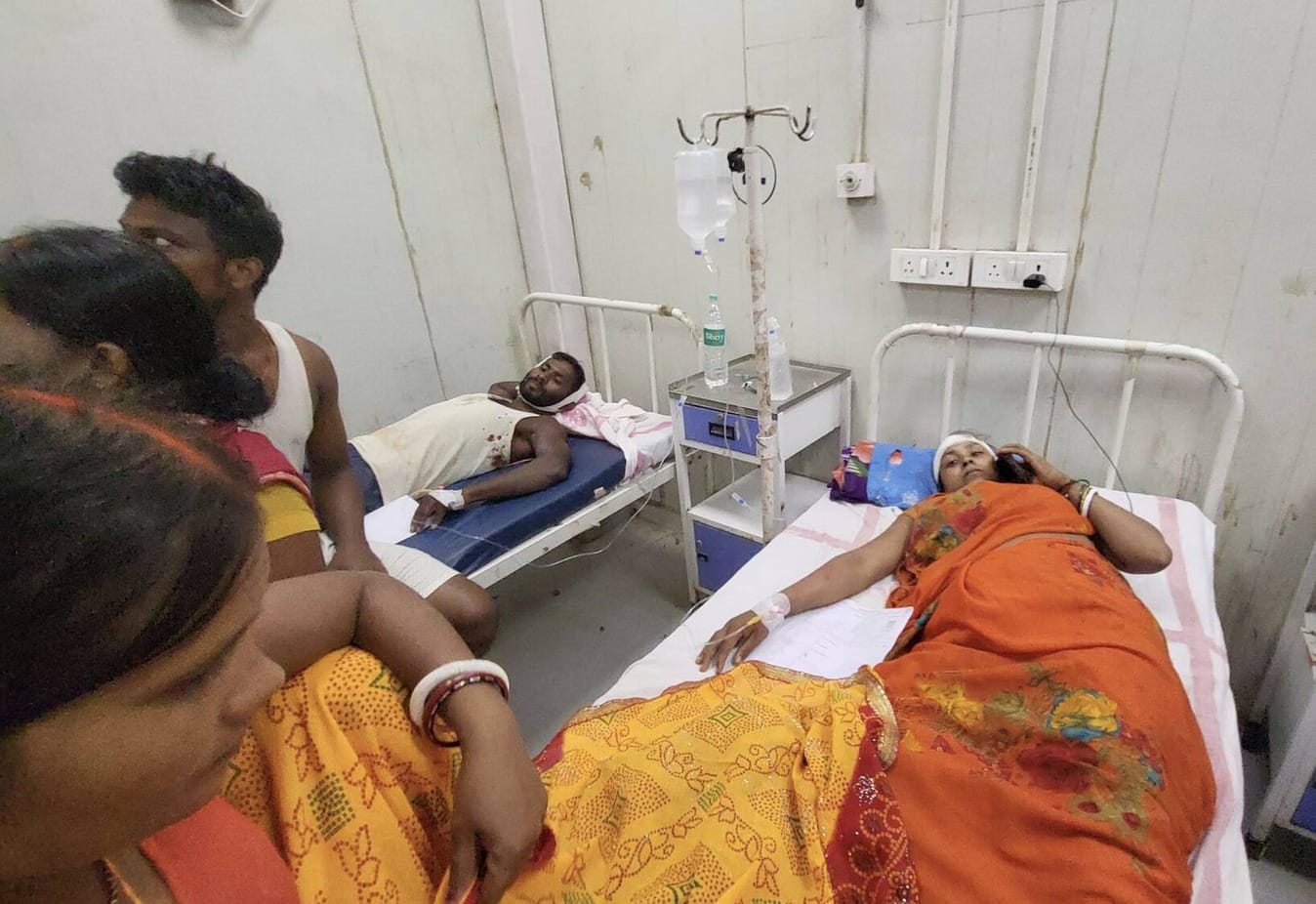 दो पक्षों के बीच खूनी संघर्ष, घायलों का उपचार जारी।