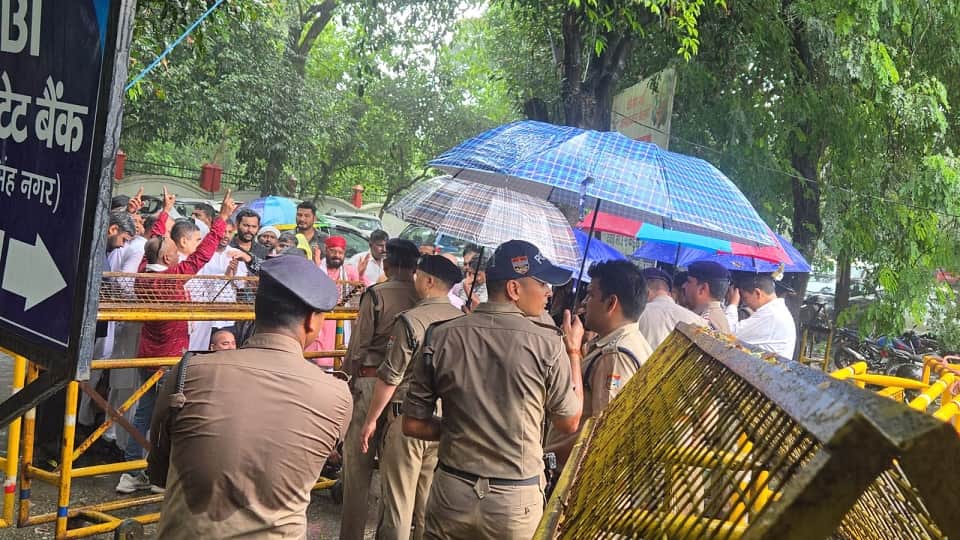 Congress workers furious over FIR against former MLA Rajkumar Thukral