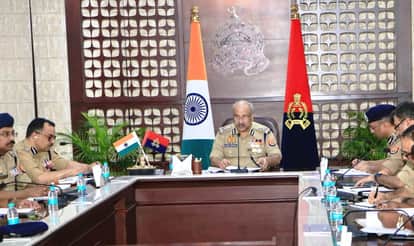 यूपी डीजीपी ने वीडियो कांफ्रेंसिंग से की बैठक।