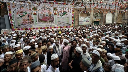 Urs-e-Sharafati concludes with the Kul ritual pilgrims gathered to pray for peace and harmony in Bareilly