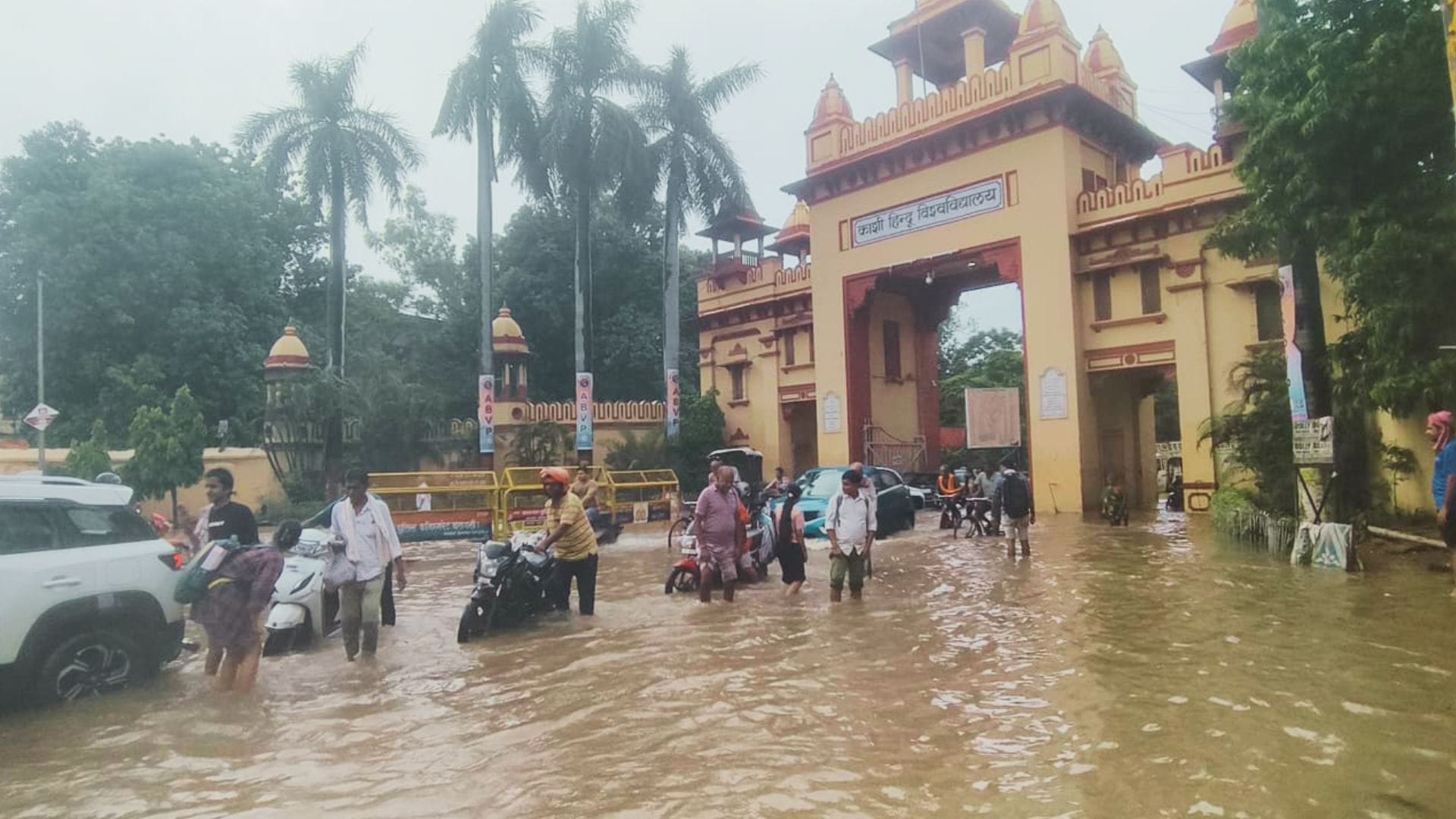 Heavy rain in Varanasi led to waterlogging at BHU Hospital and on city roads