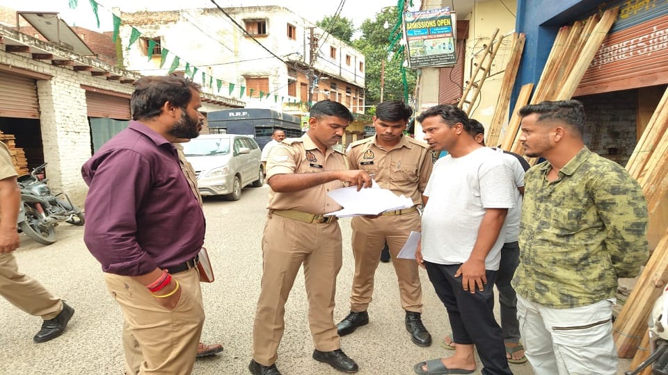 एक्शन में अधिकारी...