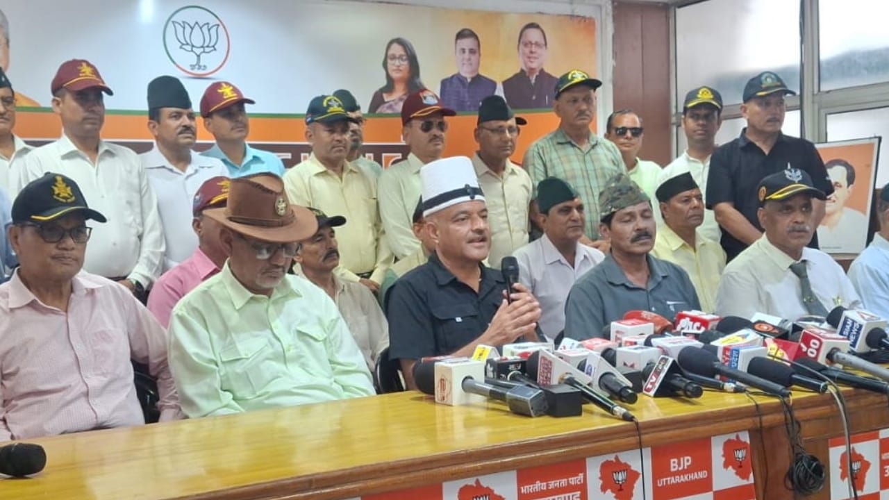 प्रेस कांफ्रेंस करते कर्नल अजय कोठियाल