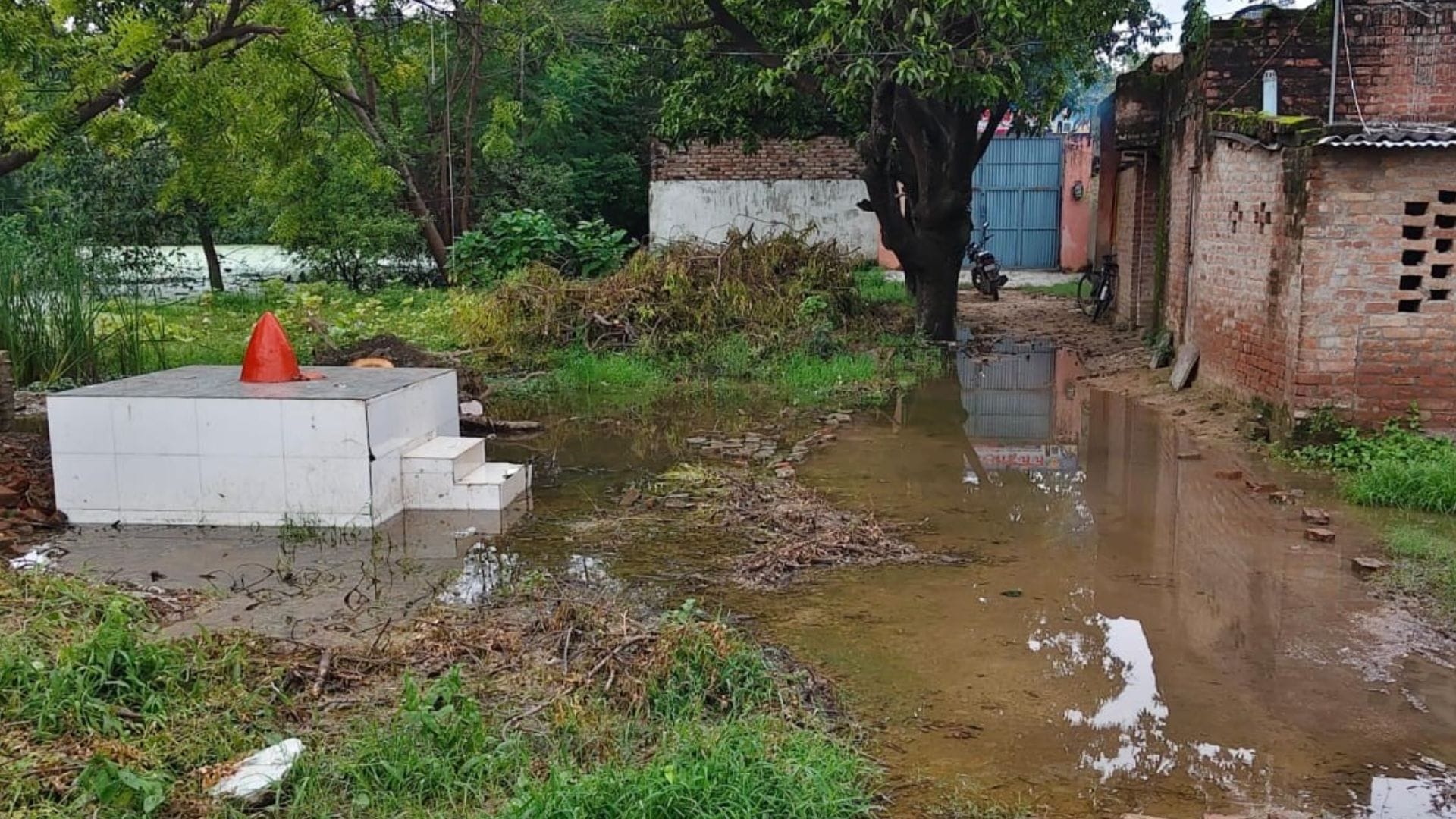 Heavy rain Houses collapsed in Mirzapur dam gates opened in Chandauli and Sonbhadra