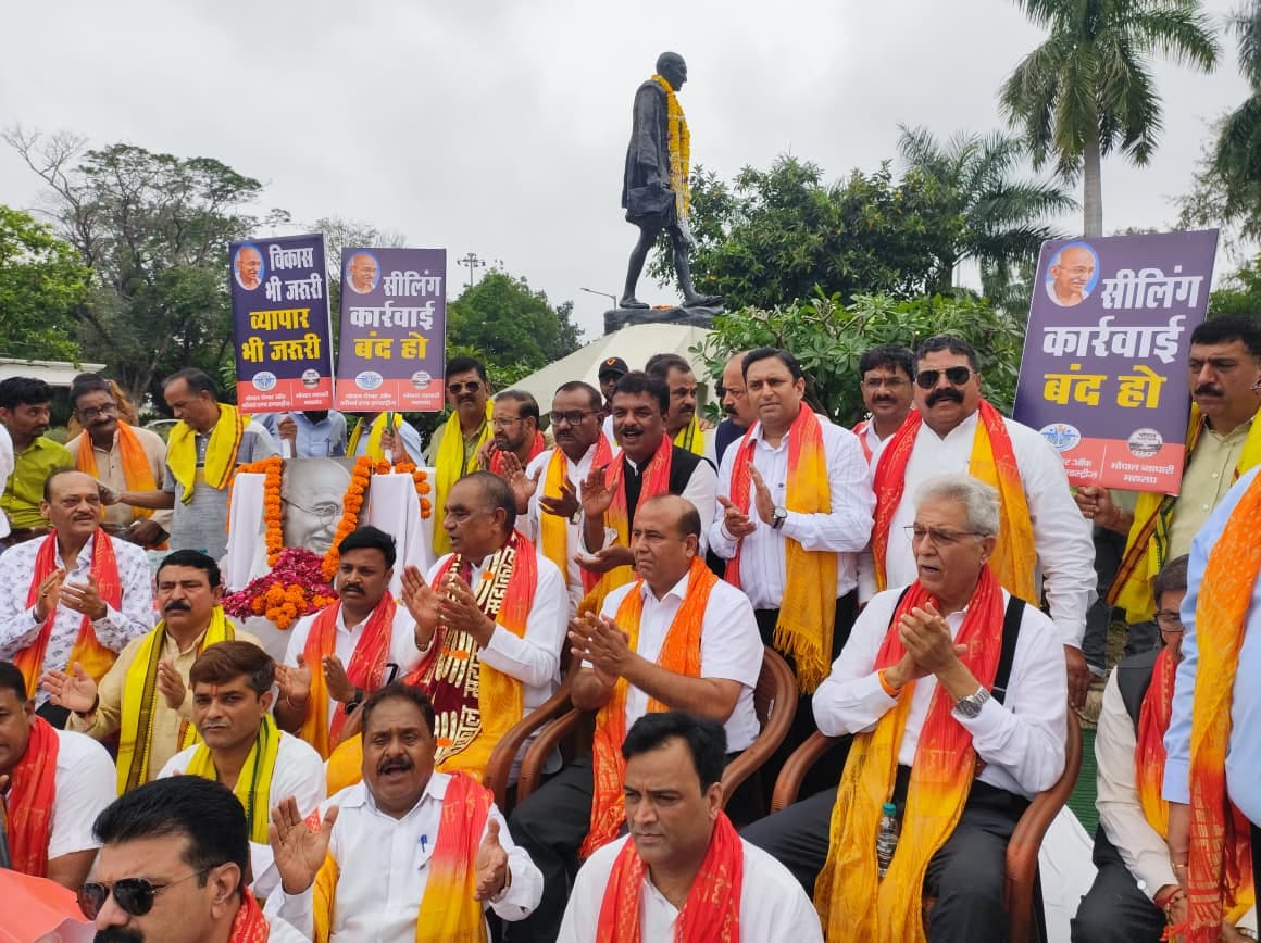 Protest against sealing in Bhopal: Traders sit before Gandhi statue; demand a solution by updating the master
