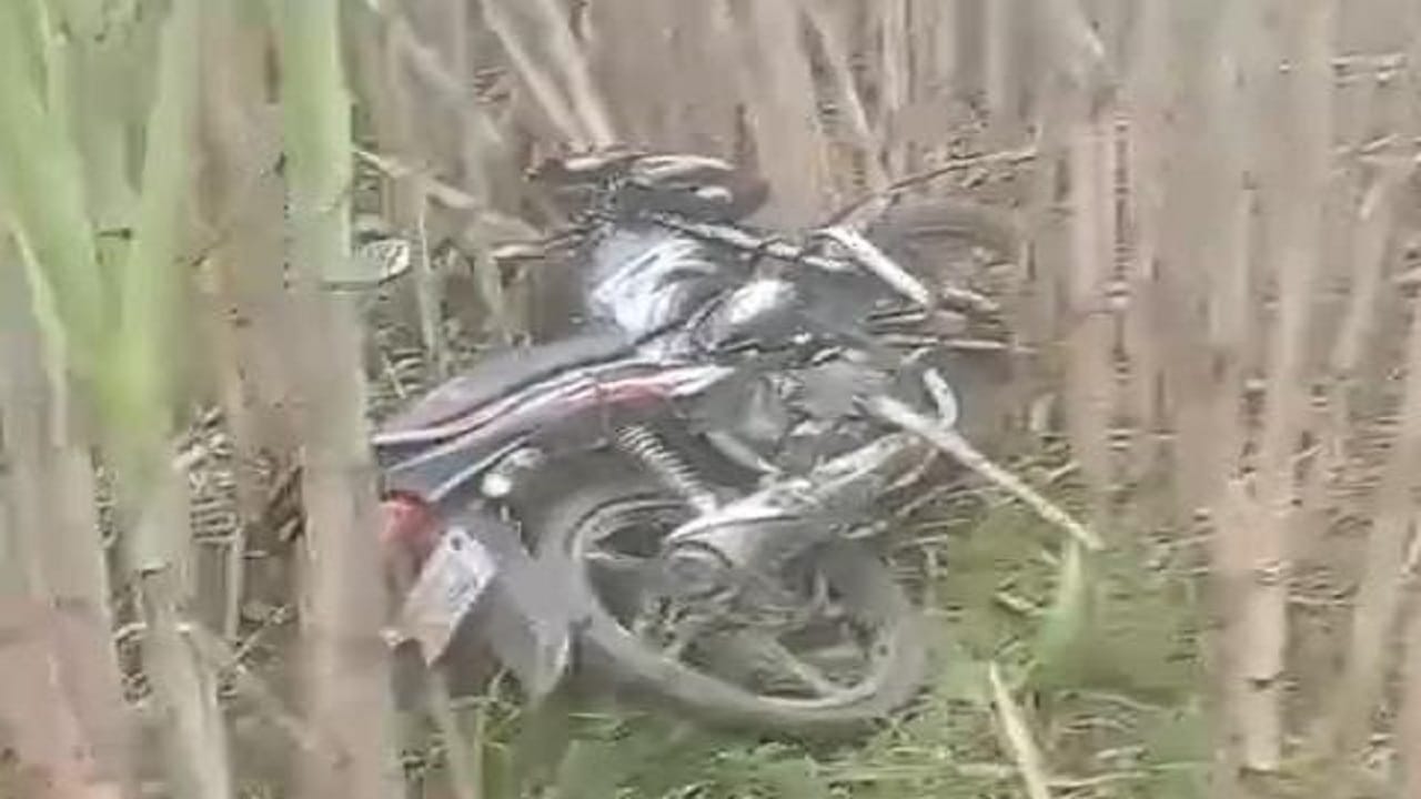 मौके पर पड़ी बाइक