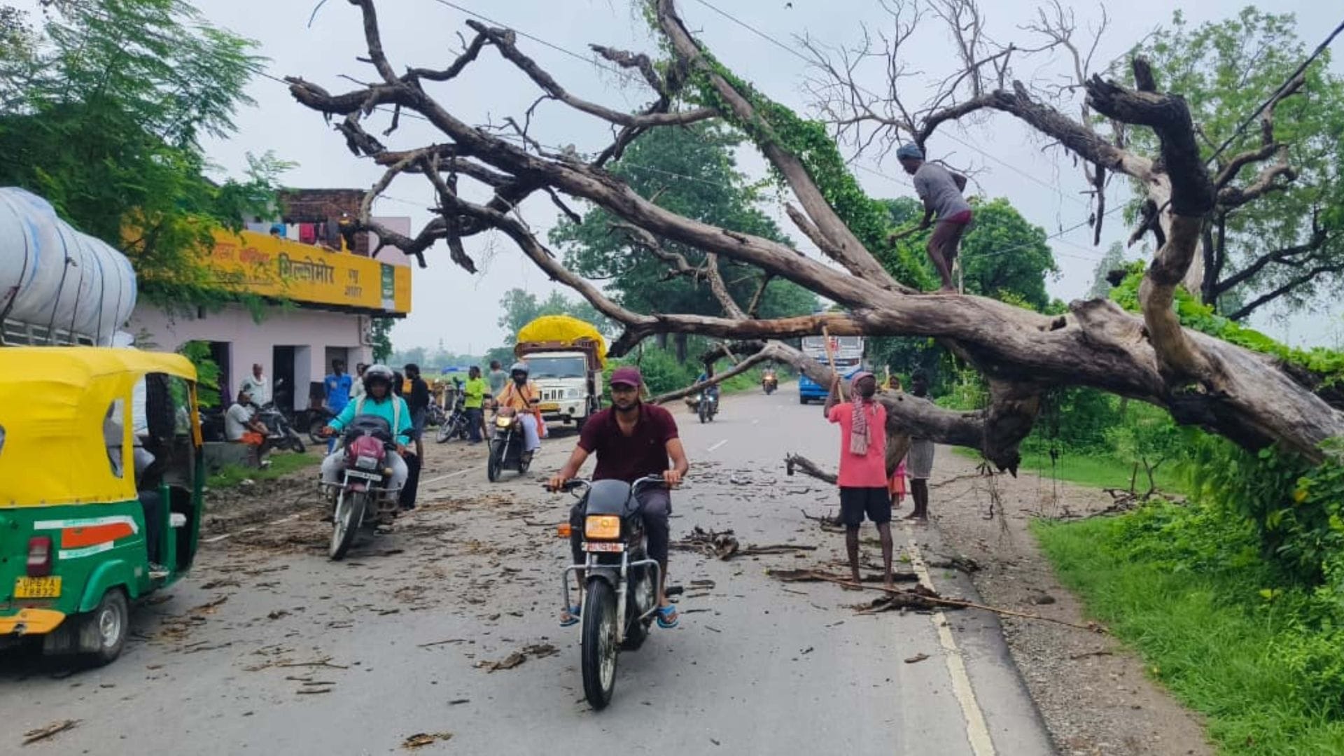 Heavy rain Houses collapsed in Mirzapur dam gates opened in Chandauli and Sonbhadra