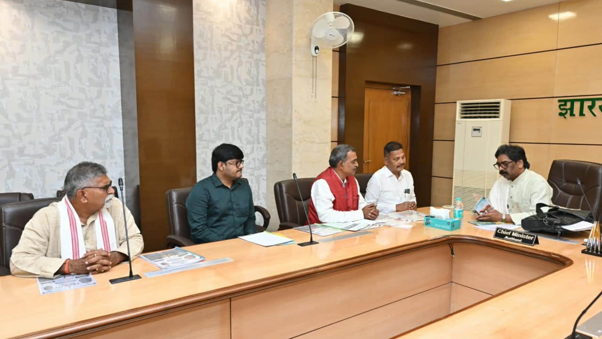 बैठक करते हुए सीएम सोरेन