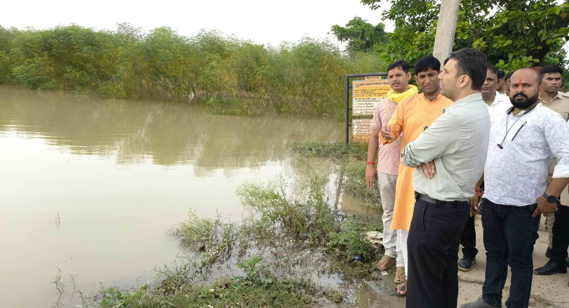 bihar flood alert nepal tibet cloudburst gandak river water level vaishali west champaran begusarai