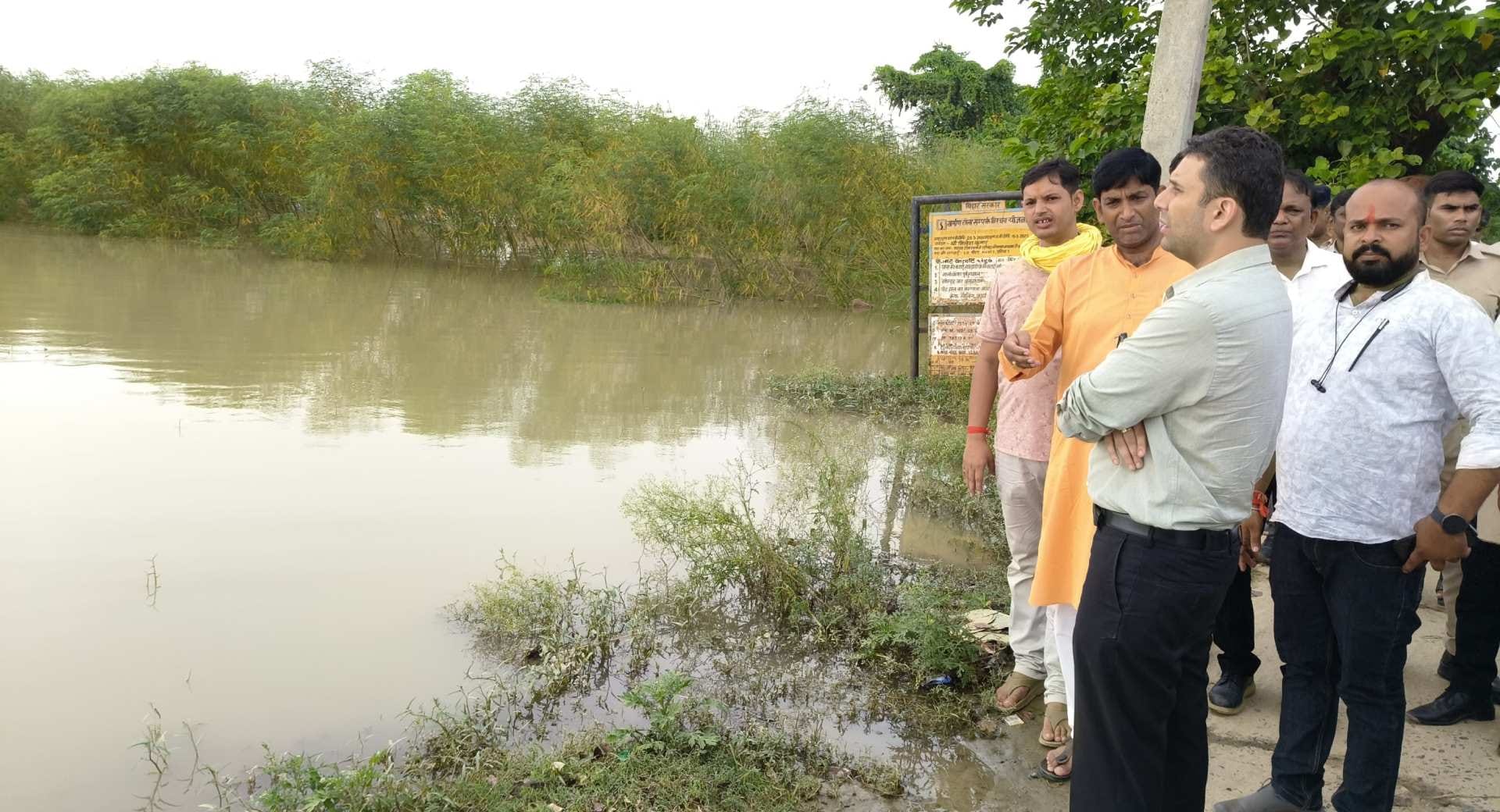 bihar flood alert nepal tibet cloudburst gandak river water level vaishali west champaran begusarai