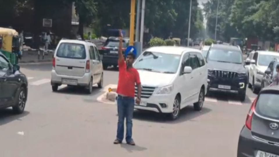 Auto-rickshaw driver takes charge of traffic management in Chandigarh