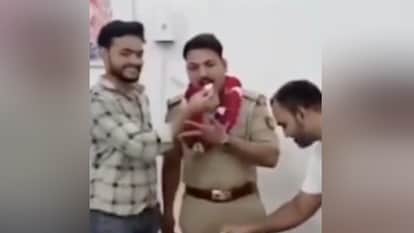 चौकी में जन्मदिन मनाते दरोगा।