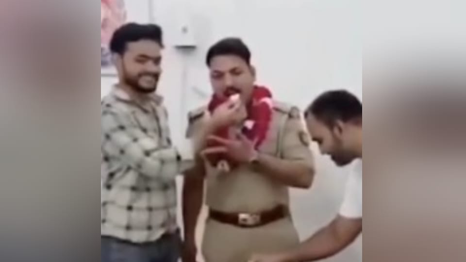 चौकी में जन्मदिन मनाते दरोगा।