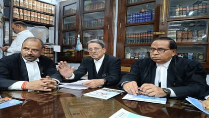 चुनाव के संबंध में जानकारी देते मुख्य चुनाव अधिकारी एसएफए नकवी व अन्य।