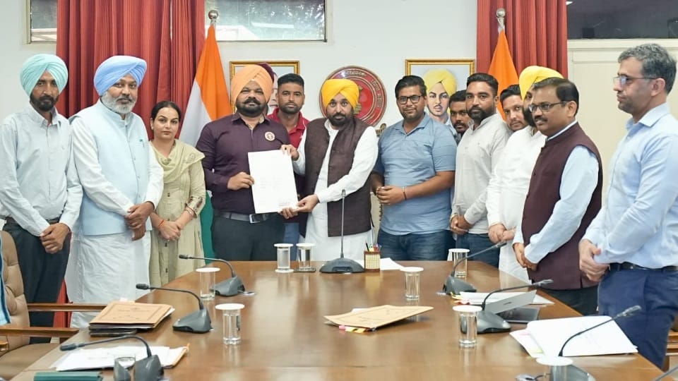 आदर्श स्कूलों के शिक्षकों के साथ सीएम भगवंत मान, वित्तमंत्री हरपाल चीमा