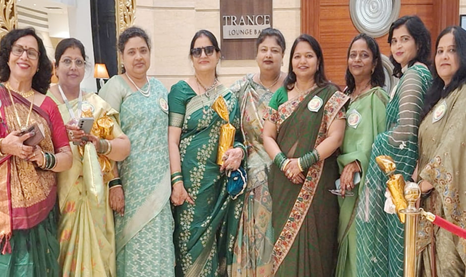 Kanpur: Women arrived dressed in traditional attire for the Teej Milan celebration