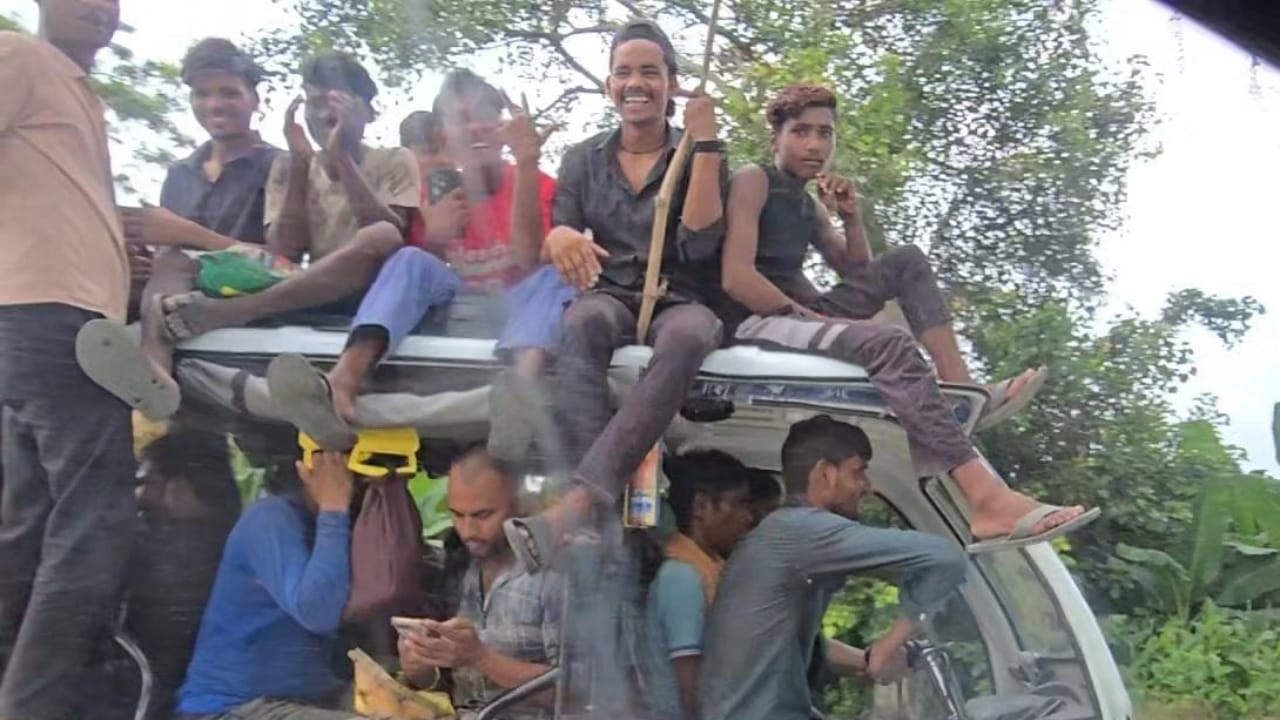 ई-रिक्शा में बैठे लोग