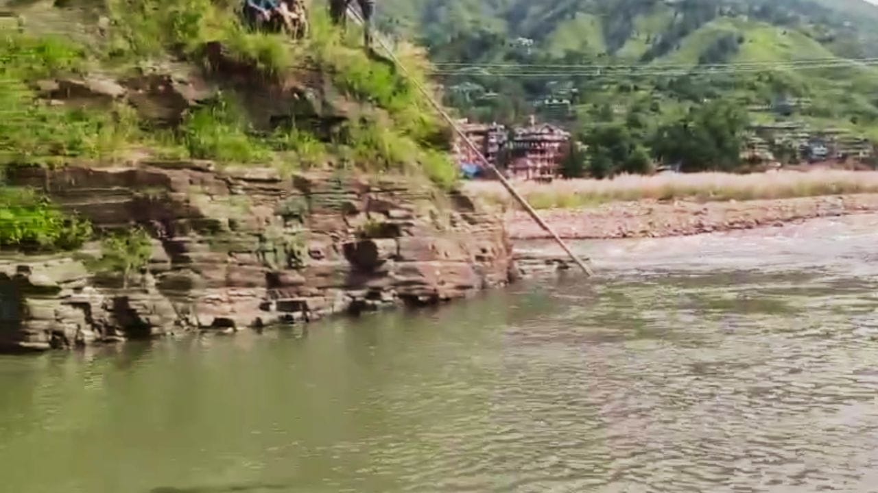 एनडीआरएफ की टीम तलाश में जुटी।