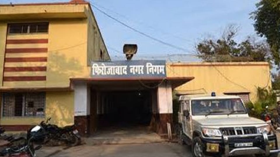 firoazabad nagar nigam viral video: Councillor verbally abused employees at Firozabad Municipal Corporation