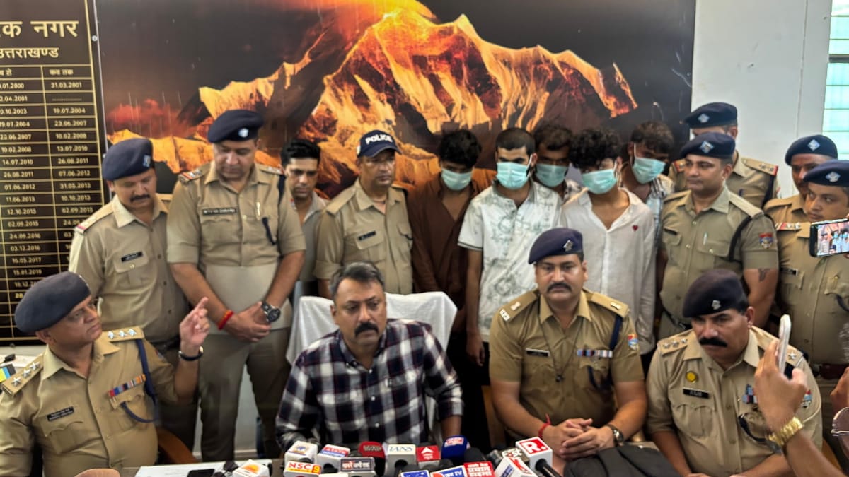 हरिद्वार: मगध साइबर गैंग के पांच आरोपी गिरफ्तार, 35 एटीएम कार्ड, 14 बैंक पासबुक और 17 सिम कार्ड बरामद