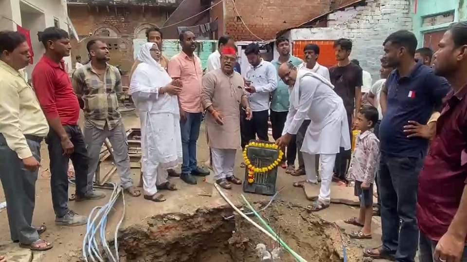 Agra Pothole Puja: SP Targets Nagar Nigam Over Poor Roads