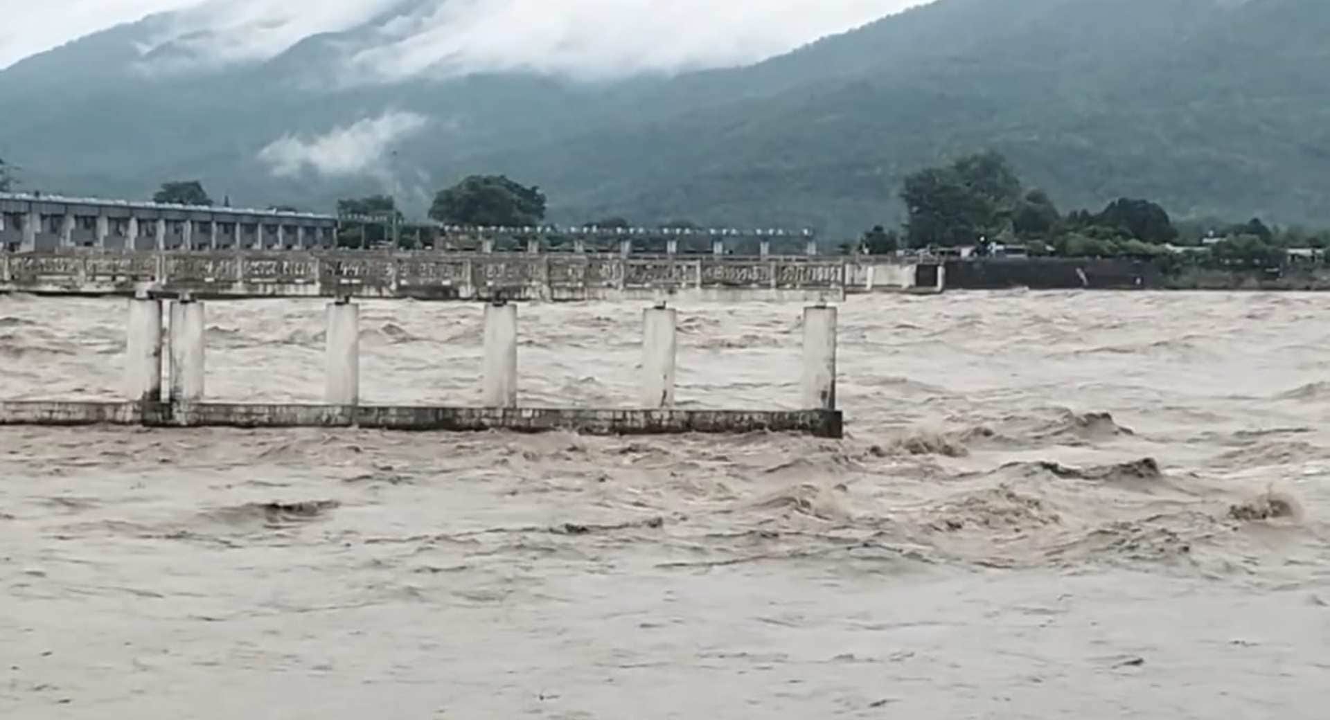 bihar flood alert nepal tibet cloudburst gandak river water level vaishali west champaran begusarai