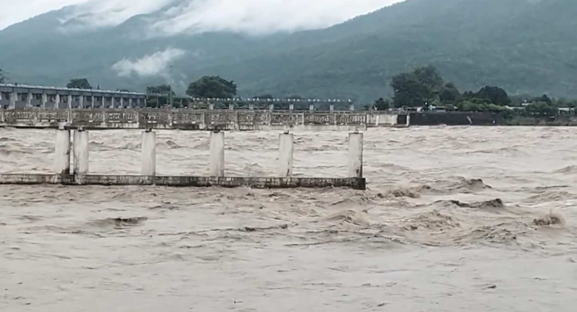 bihar flood alert nepal tibet cloudburst gandak river water level vaishali west champaran begusarai