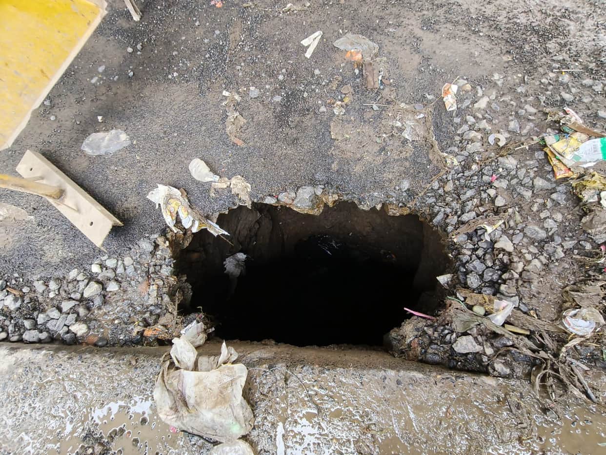 Indore: Road caves in beneath the Gaadi Adda Bridge; a five-foot-deep pothole forms.
