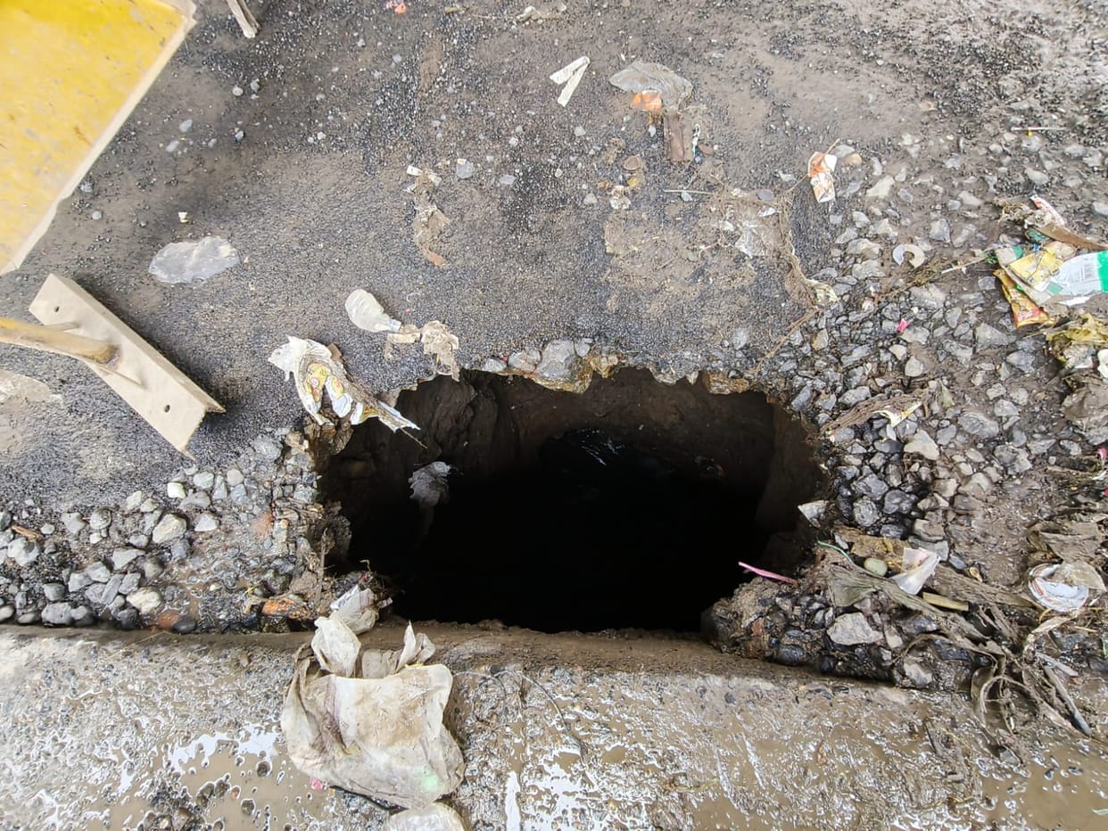 Indore: Road caves in beneath the Gaadi Adda Bridge; a five-foot-deep pothole forms.