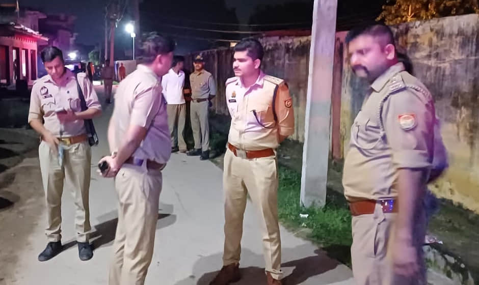 घटना के बाद मौके पर मौजूद सीओ हरपालपुर प्रवीण यादव व पुलिस