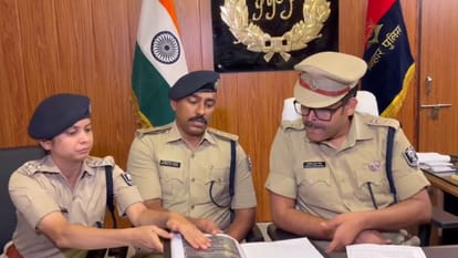 घटना की जानकारी देते पुलिस अधिकारी