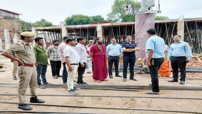 हनुमान मंदिर कॉरिडोर का निरीक्षण करते मंडलायुक्त।