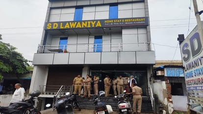 होटल में जांच करती पुलिस।