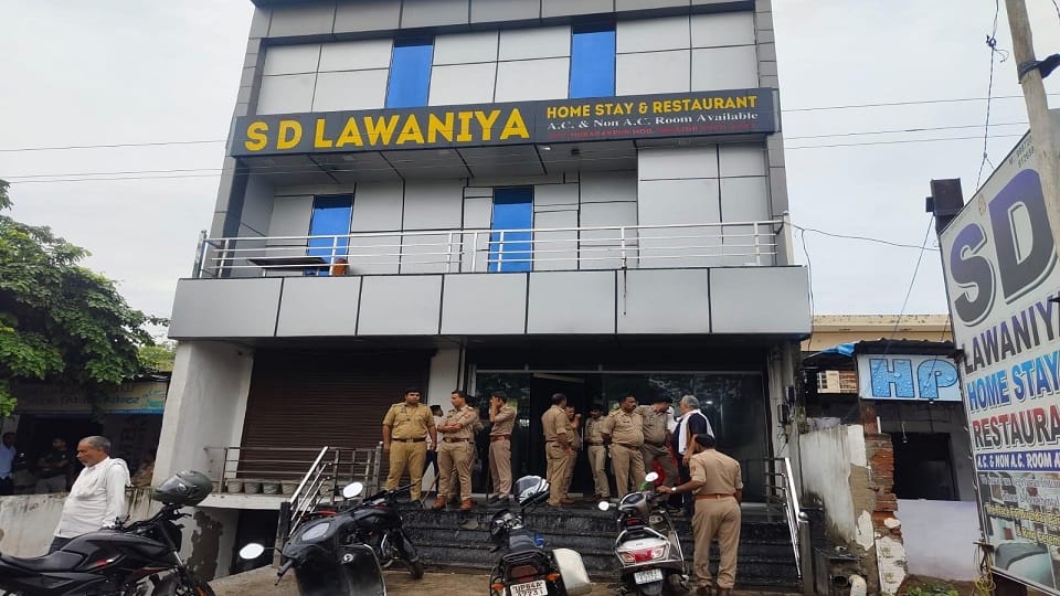 होटल में जांच करती पुलिस।