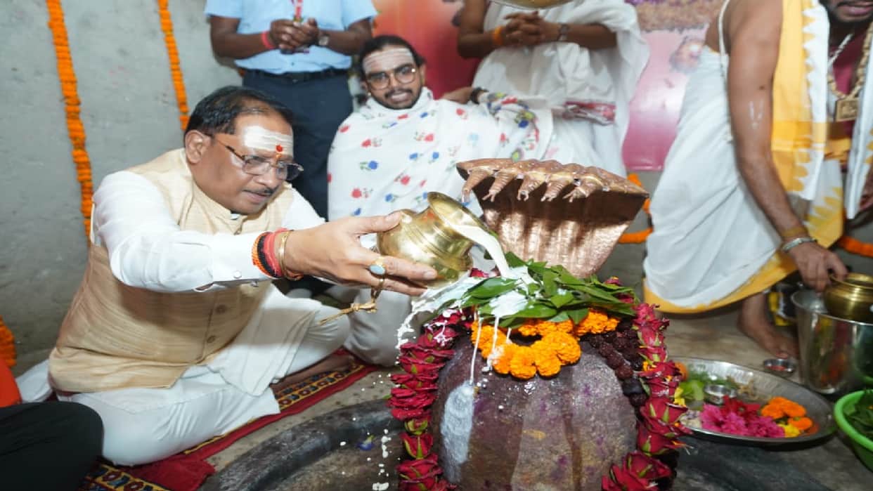 CM Sai visited Baba Karmeshwar Dham, performed Rudrabhishek and prayed for prosperity of state