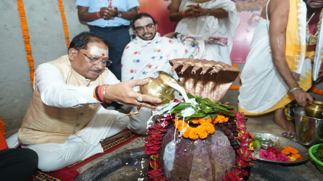 CM Sai visited Baba Karmeshwar Dham, performed Rudrabhishek and prayed for prosperity of state