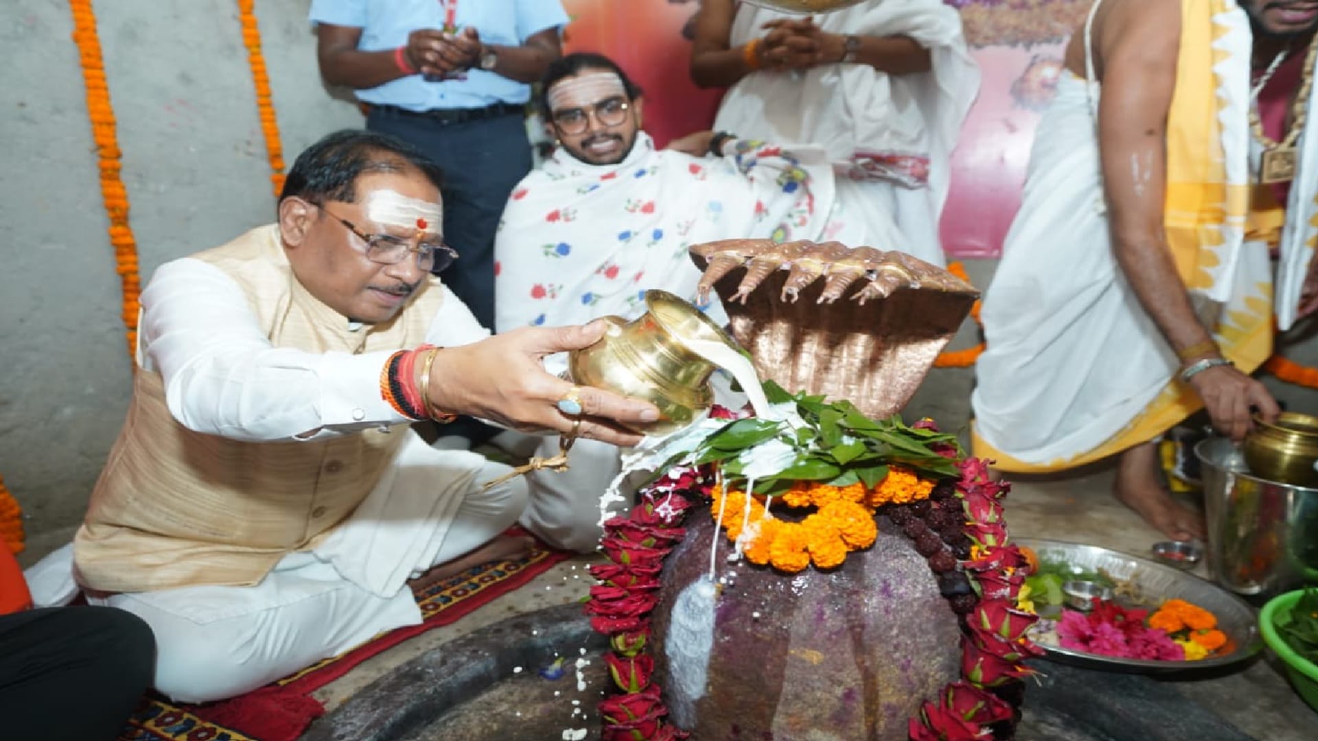 सीएम साय ने बाबा कर्मेश्वर धाम के दर्शन कर रुद्राभिषेक किया
