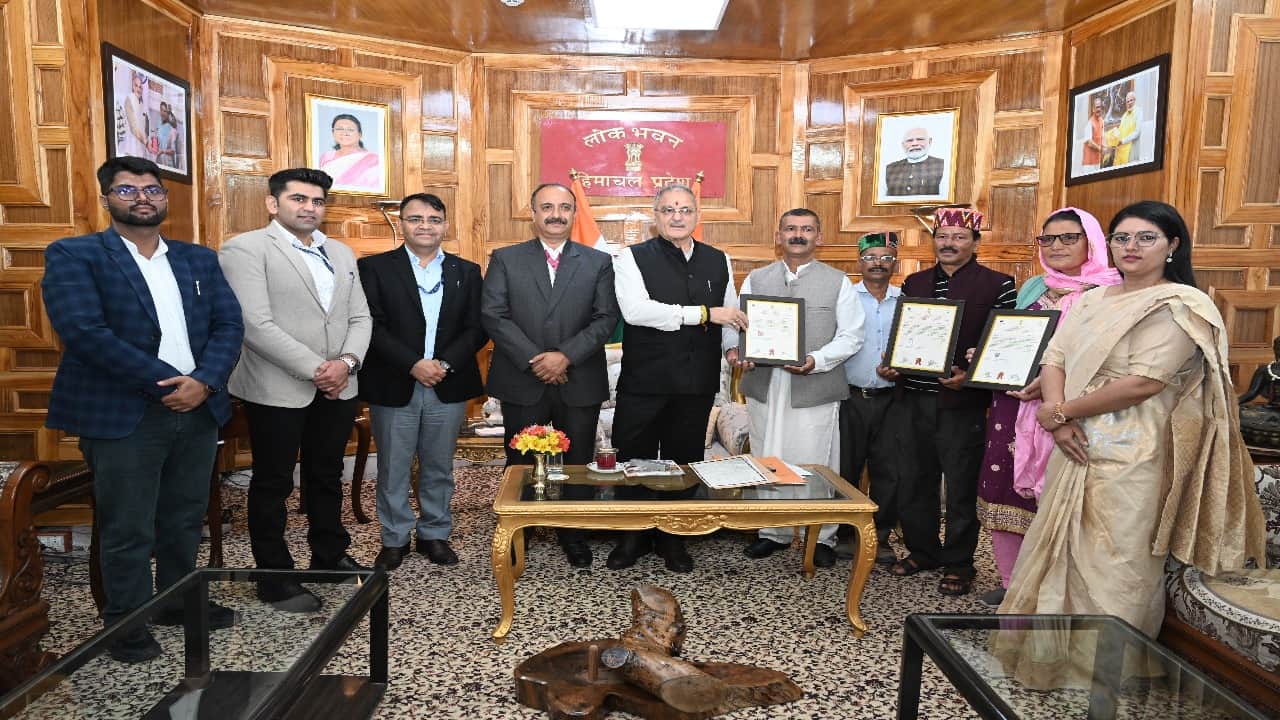 राज्यपाल ने तीन पारंपरिक हिमाचली उत्पादों के प्रतिनिधियों को जीआई पंजीकरण प्रमाणपत्र प्रदान किए।