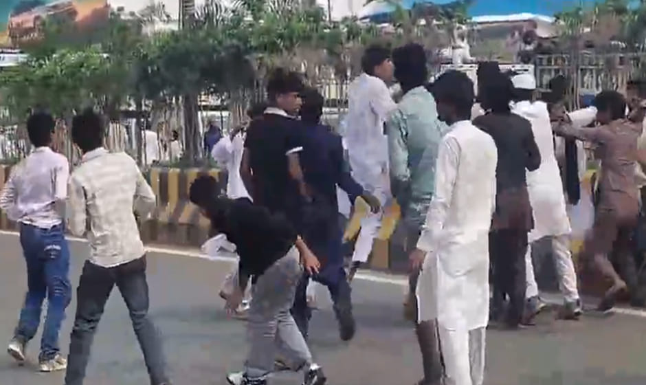 जुलूस के दौरान मारपीट