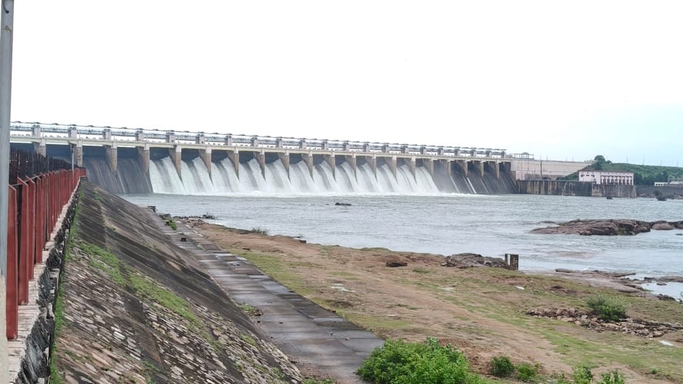 Jhansi Sukwan-Dhukwan Dam overflows over 30,000 cusecs of water released into the Betwa River alert issued