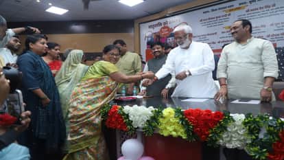 कैबिनेट मंत्री स्वतंत्रदेव सिंह को राखी बांधतीं महिलाएं।
