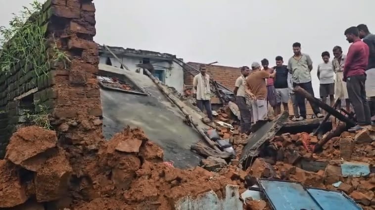 मूसलाधार बारिश में मकान ढहा, बुजुर्ग दंपती की मौत