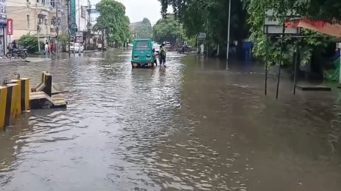 Kanpur Road turns into a pond after heavy rain waterlogging causes difficulties and disrupts traffic