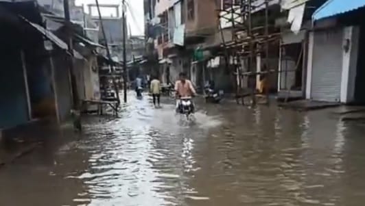 घाटमपुर में तेज बारिश से टापू बना कस्बा