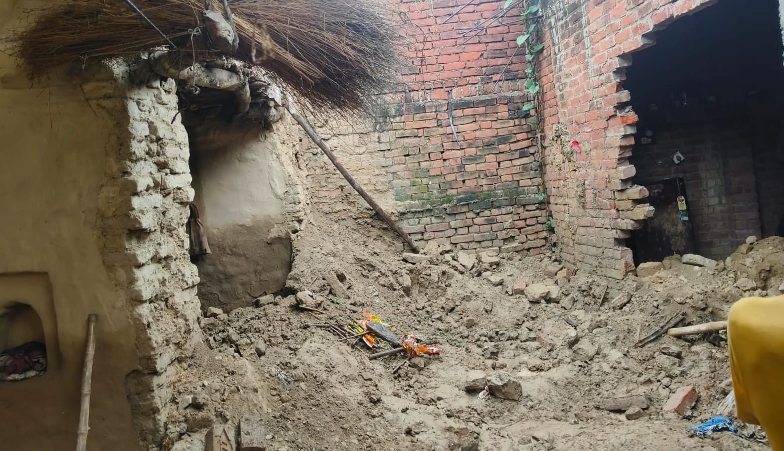 कच्ची दीवार गिरने से मलबे में दबकर बाबा और पौत्र की मौत